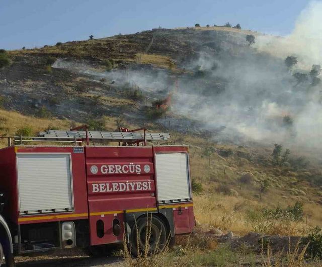 Ayrancı Tepesi'nde örtü yangını ormanlık alana ulaşmadan söndürüldü
