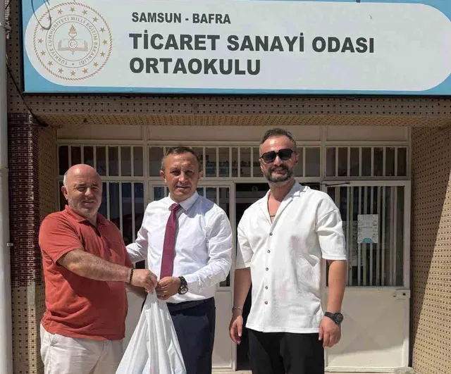 Bafra'da gönüllü dernekten öğrencilere kırtasiye desteği