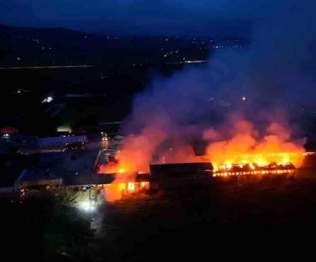 Bafra'da organik tarım işletmesinin saman deposu yangını sürüyor