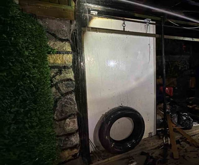 Bahçede alevlenen odunluk hızla söndürüldü, ikiz villa yangından korundu