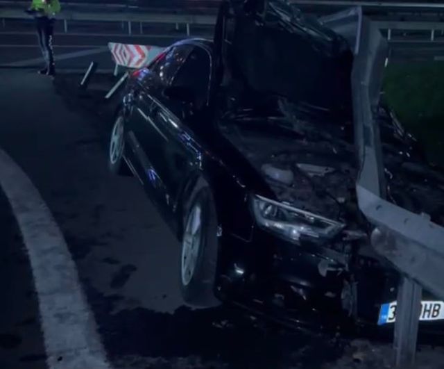 Bahçelievler'de bariyere çarpan otomobilin arka koltuk yolcusu yaralandı