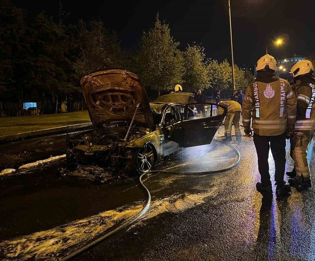 Bakırköy'de seyir halindeki otomobil motor alevleriyle durdu