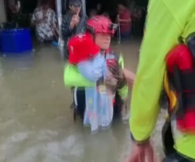 Bangkok kanalları taştı: 50 ilçe için acil afet kararı