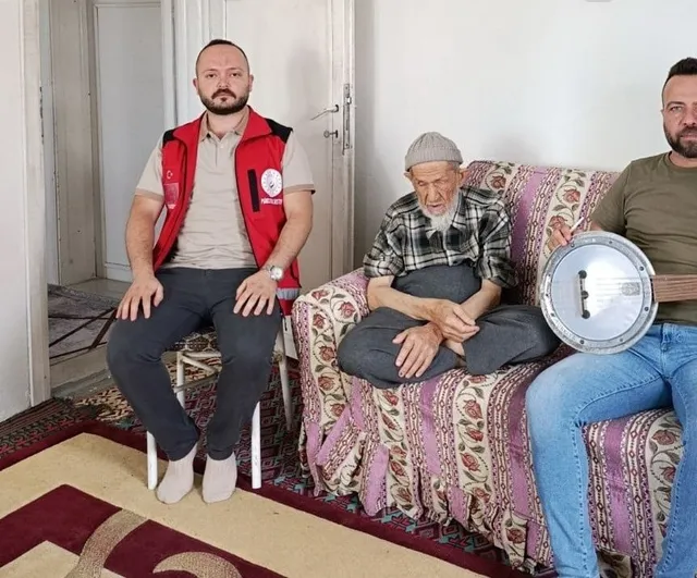 Besni'de yalnız çınarlara müzikle dokunan vefa ziyareti