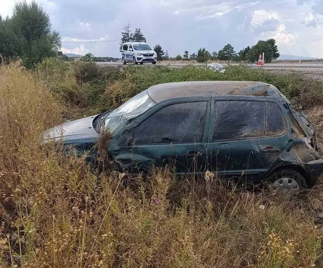 Beyşehir'de ıslak zeminde kayan otomobil şarampole devrildi