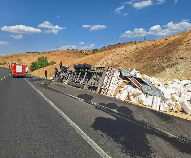 Bingöl'de şarampole devrilen saman yüklü tır alev aldı: sürücü hastaneye kaldırıldı