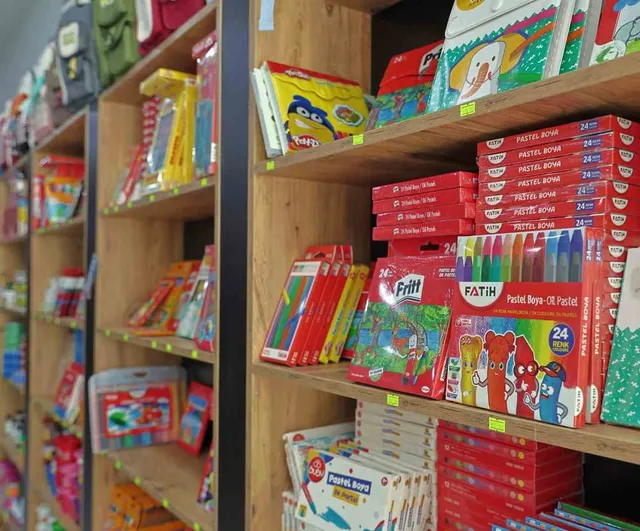 Binlerce öğrenciye kırtasiye desteği, esnafa da nefes oldu