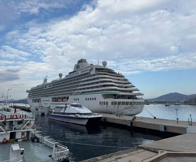 Bodrum limanında 693 yolcuyla Crystal Serenity hareketliliği