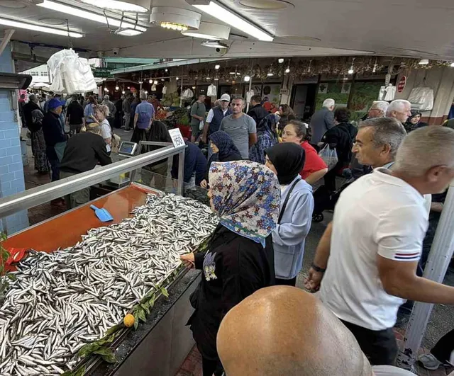 Bolu pazarında palamut ve hamsi bereketi, tezgâhlarda metrelerce kuyruk