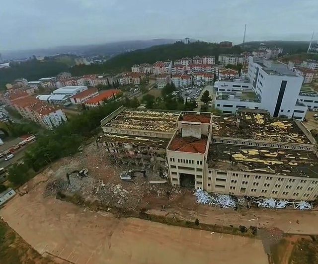 Boyabat'ta eski hastane yıkımına başlandı, alanın geleceği belirsiz