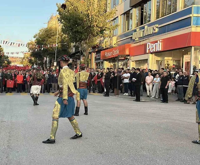 Burdur'da gaziler, Atatürk'ün gazi ünvanı anısına Cumhuriyet Meydanı'na yürüdü