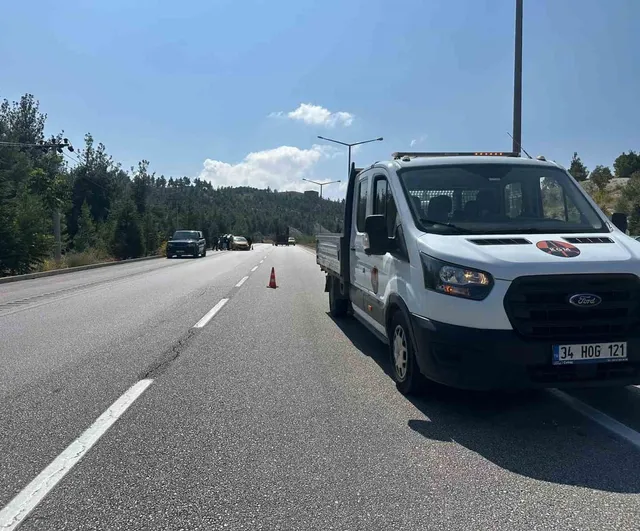 Burdur'da kavşakta trafik yönlendirme römorkuna çarpan taksi sürücüsü yaralandı