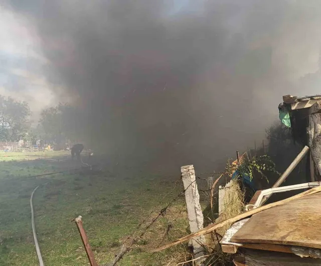 Burhaniye'de atık yangını ahıra sıçrayınca mahalle tedirgin oldu