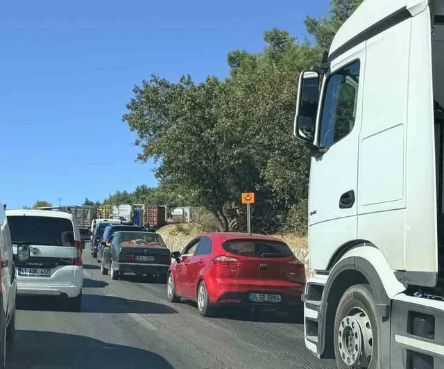 Bursa'da Dürdane rampasında asfalt onarımı nedeniyle trafik 3 kilometreye kadar durdu