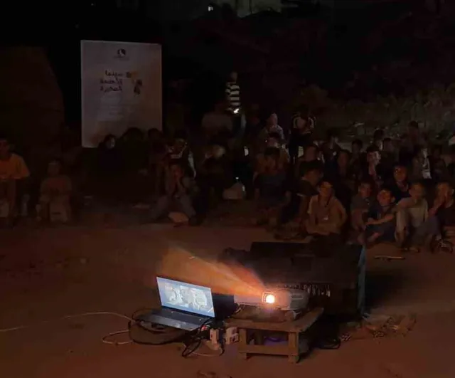 çadır kentlerde perde açılıyor: çocuklar için gezen sinema
