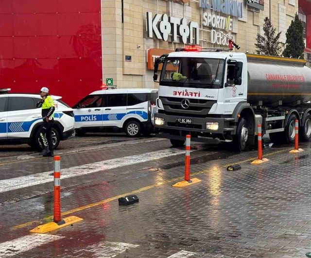 Çanakkale 17 Burda AVM'de Teknosa mağazasında çıkan yangın kontrol altına alındı