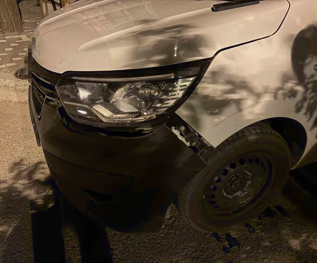 Çift yönlü park yüzünden sıkışan kamyonet iki araca zarar verip kaçtı