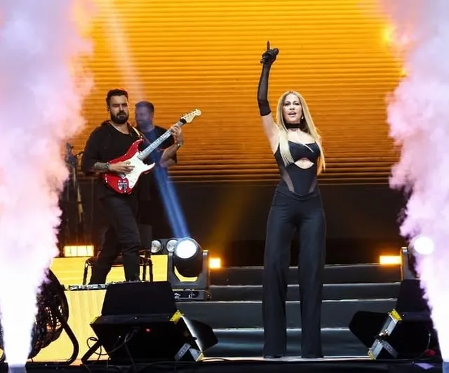 Çivril'de elma festivali Derya Uluğ'la coşkuyla sona erdi