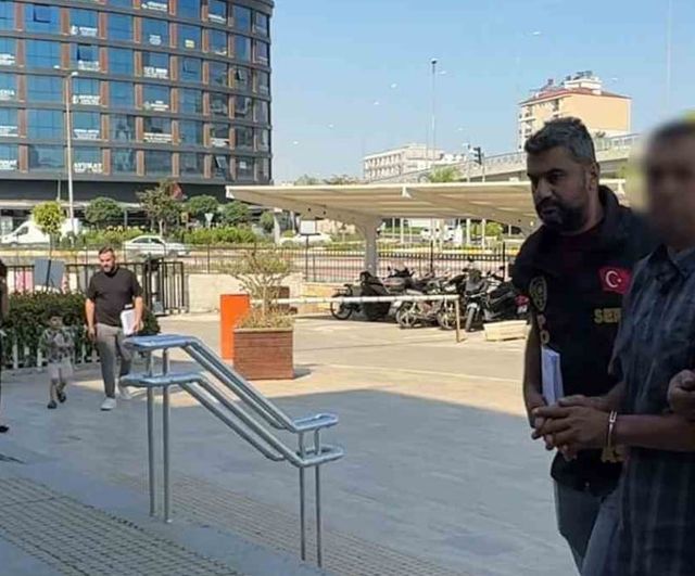Çöp poşetiyle yüzünü örttü, küçükbaş kavgası yangına dönüştü