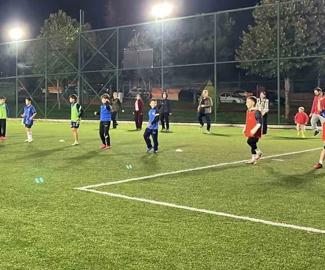 Çorum'da mahalle parkında hareket başladı: çocuklar ve yetişkinler birlikte egzersiz yaptı