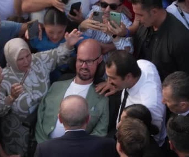 Cumhurbaşkanı Erdoğan sokakta karşılaştığı engelli gence otobüsten inerek yanına gitti
