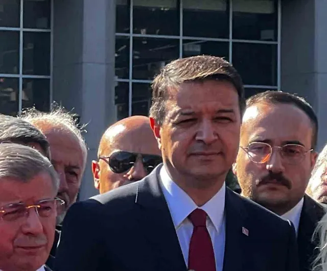 Davutoğlu adliye çıkışında ülke itibarını öne koyup siyasetten çekildiğini açıkladı