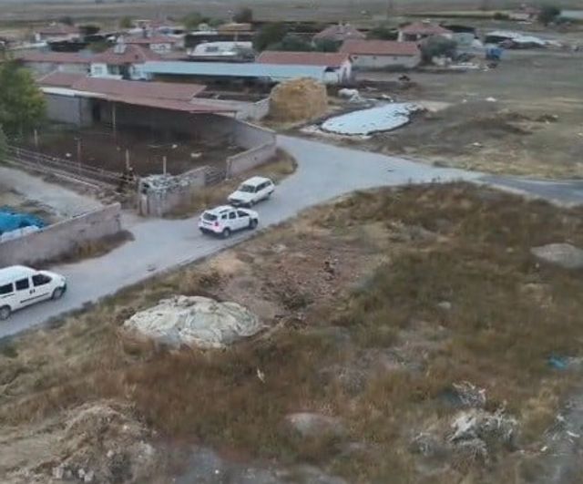 Depo kılığına sokulan alanda 35 kök kenevir ve silah ele geçirildi