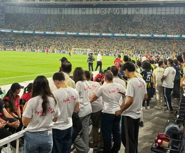 Derbide dev nesnelerle tanıtılan 'İyilik Var' platformu taraftarları aynı amaçta buluşturdu