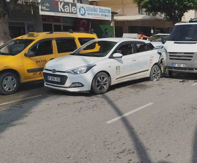 Direksiyon eğitimi sırasında panik freninin arkadan çarpışmaya yol açtığı an kameraya yansıdı