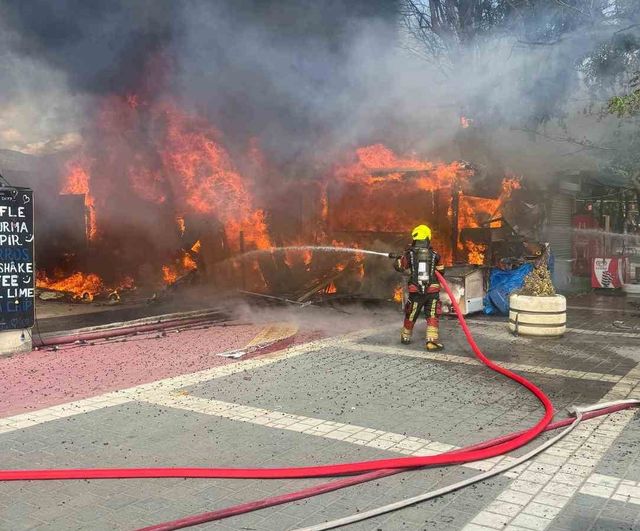 Edremit'te hızlı müdahale büyümeyi önledi: bitişik iş yerlerinde yangın