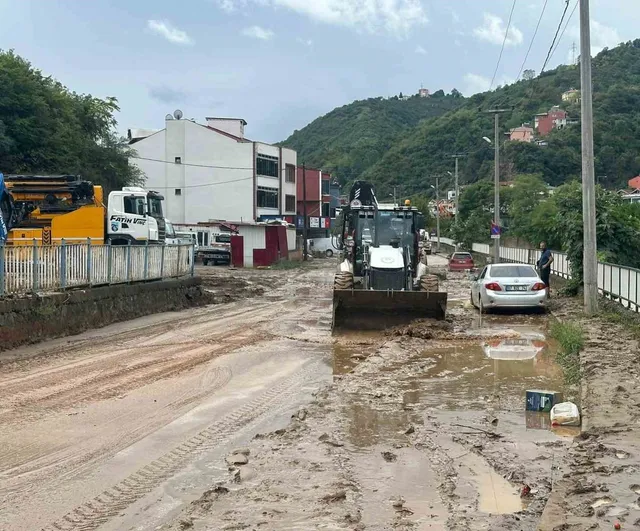Ekiplerin özverisiyle Trabzon'da hayat normale dönüyor