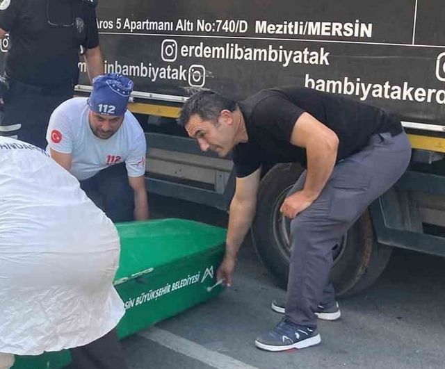 Erdemli'de tırla çarpışan motosiklet kamyonete çarptı: sürücü yaşamını yitirdi