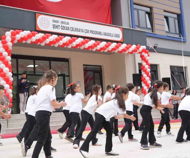 Erfelek'te modern kampüs: Şehit Özkan Çelikkaya Lisesi öğrencilerle buluştu