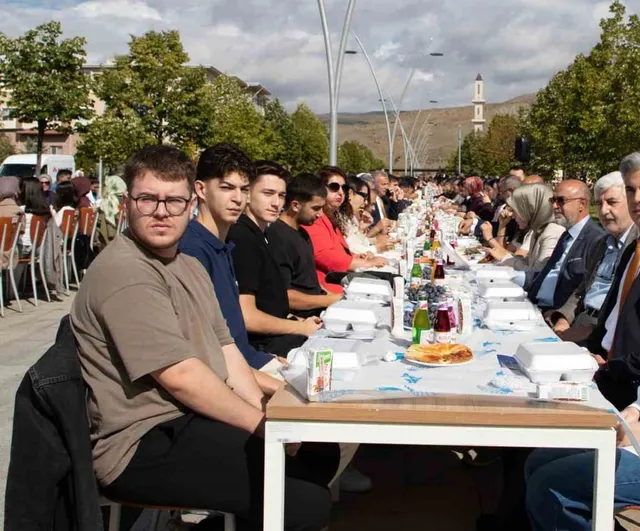 Erzincan Binali Yıldırım Üniversitesi'nde yeni dönem öğrencilerine kahvaltı ile karşılama