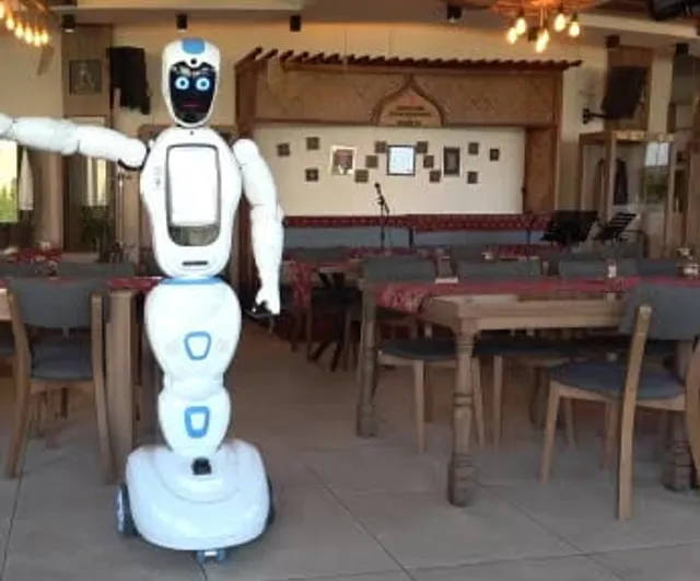 Erzurum'un yeni tanıtım yüzü robot Şukufe herkesin ilgisini çekiyor