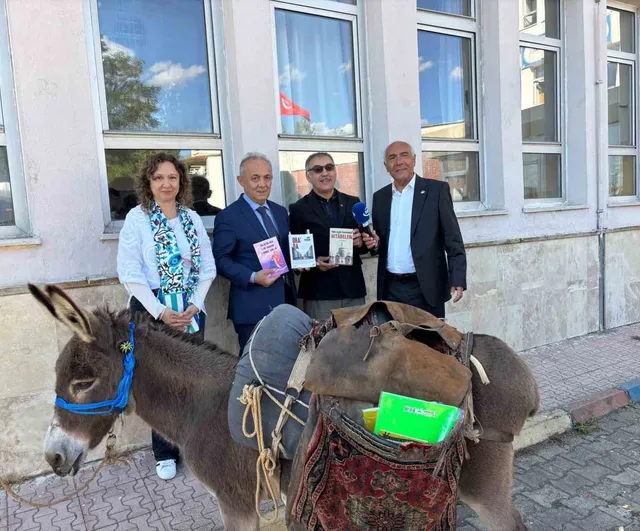 Eşeği Karakaçan'la köy köy umut ve kitap taşıyor