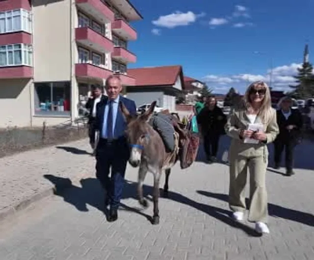 Eşeğiyle kitap taşıyan derviş köy çocuklarının umudunu taşımaya devam ediyor