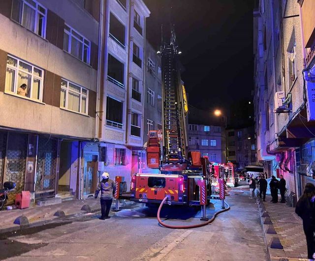 Esenler'de kentsel dönüşüm kapsamındaki boş binanın çatısında yangın kontrol altına alındı