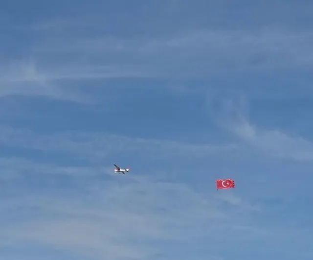 Eskişehir semalarında 1/4 ölçekli Cessna ile dalgalanan Türk bayrağı ilgi odağı oldu