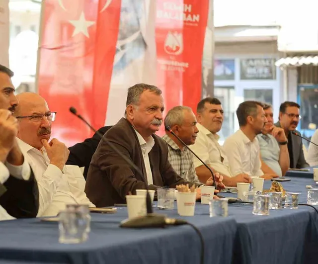 Esnafla omuz omuza: Semih Balaban Karaköy pazarında talepleri dinledi