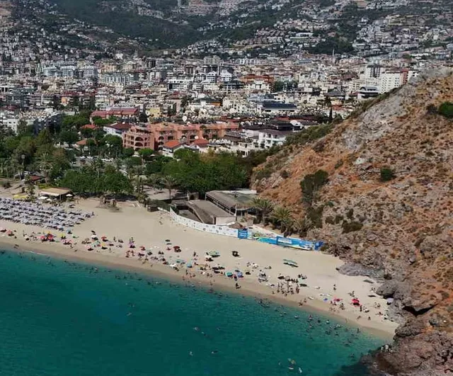 Eylülde de yaz coşkusu: Alanya sahillerinde yoğun kalabalık