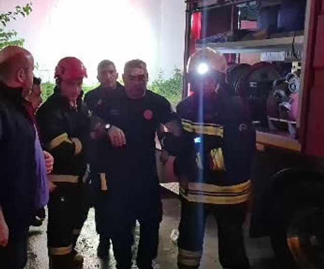 Fabrika yangınında çatının çökmesiyle itfaiyeci yaralandı