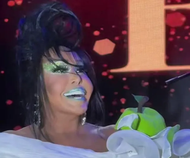 Festival gecesinde diva Bülent Ersoy'un elmalı şovu