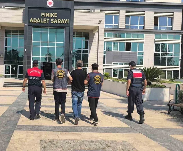 Finike'de JASAT takibiyle 25 yıl 9 ay hapis cezası bulunan hükümlü yakalandı