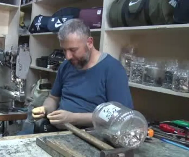 Gaziantep çarşısında nesilden nesile aktarılan çanta tamirciliği