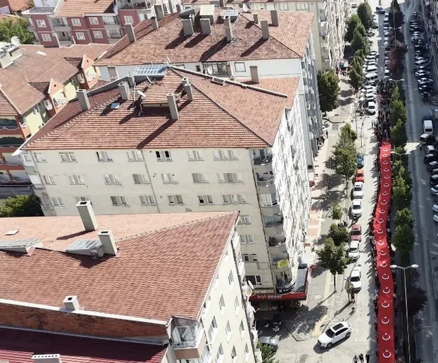 Gaziler gününde tekerlekli sandalyeyle kortejde duruşuyla örnek oldu
