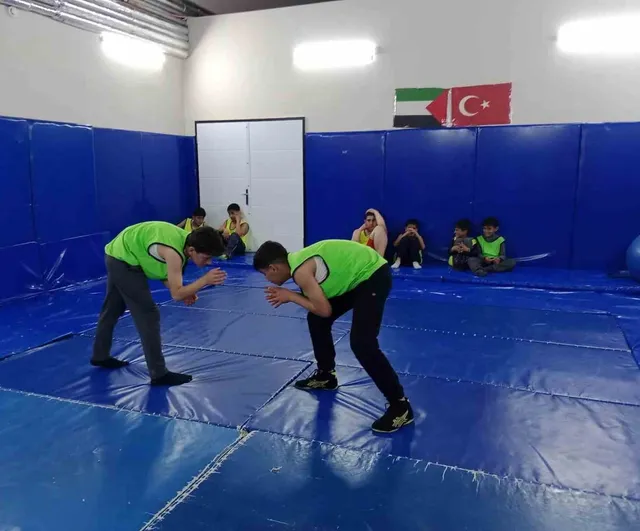 Genç güreşçiler minderde Hasköy'de disiplin ve teknik kazanıyor