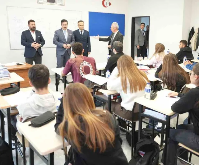 Gençlere 18 kitaplık set: Yenişehir’den üniversite adaylarına 3 bin kaynak