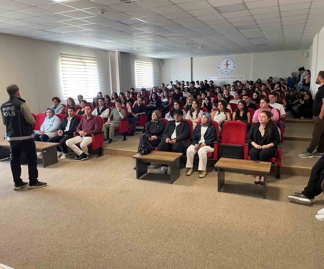 Gençlere farkındalık: Afyonkarahisar'da üniversite öğrencilerine bağımlılık eğitimi