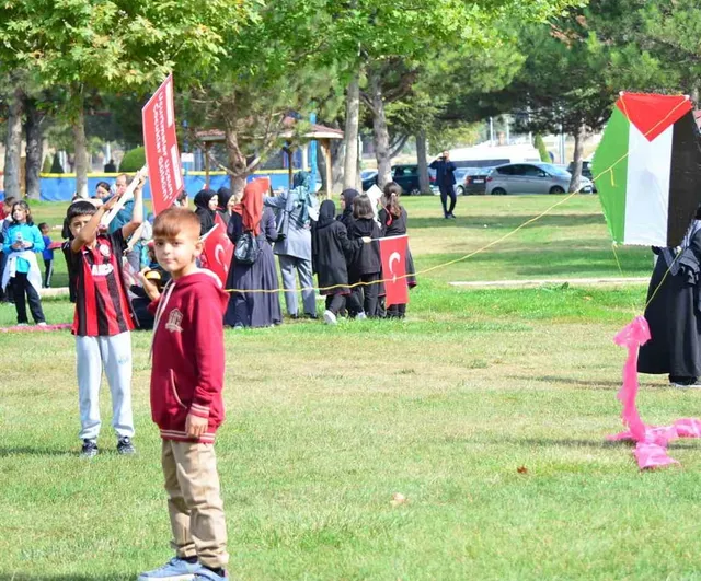 Gökyüzünü umutla doldurdular: çocukların savaş mağduru akranlarına sessiz çağrısı